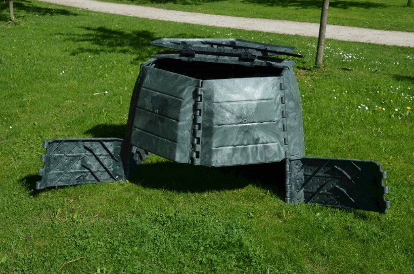 Záhradný plastový kompostér